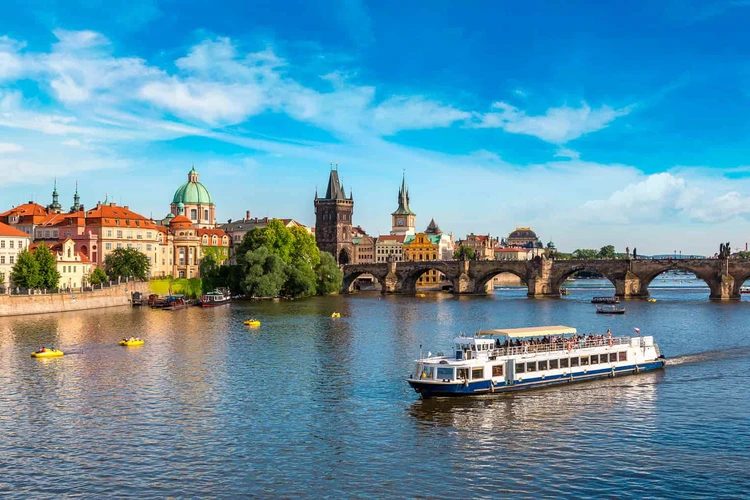 Visita al Castillo + Crucero por el Río Moldava + Bus Turístico Bus Turístico de Praga