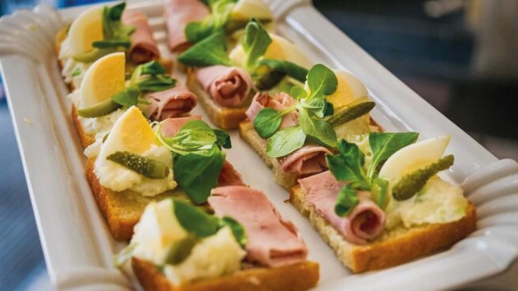 Tour Gastronómico y Cervecero por Praga + Billete de 24 horas Hop-On-Hop-Off