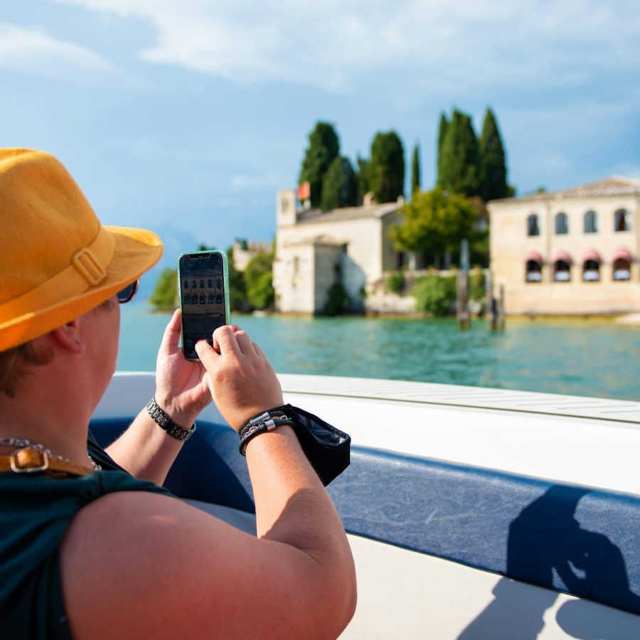Lago de Garda: Excursión de 4 horas en barco con los Castillos Escalígeros + Cata de Vinos desde Sirmione