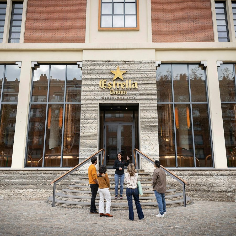 Visita guiada a la antigua fábrica de cerveza Estrella Damm + degustación de cerveza