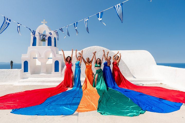 Grupo y Solitario - Sesión de fotos de vestido volador en Santorini
